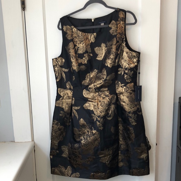 Tommy Hilfiger Dresses & Skirts - Tommy Hilfiger Metallic Floral Dress